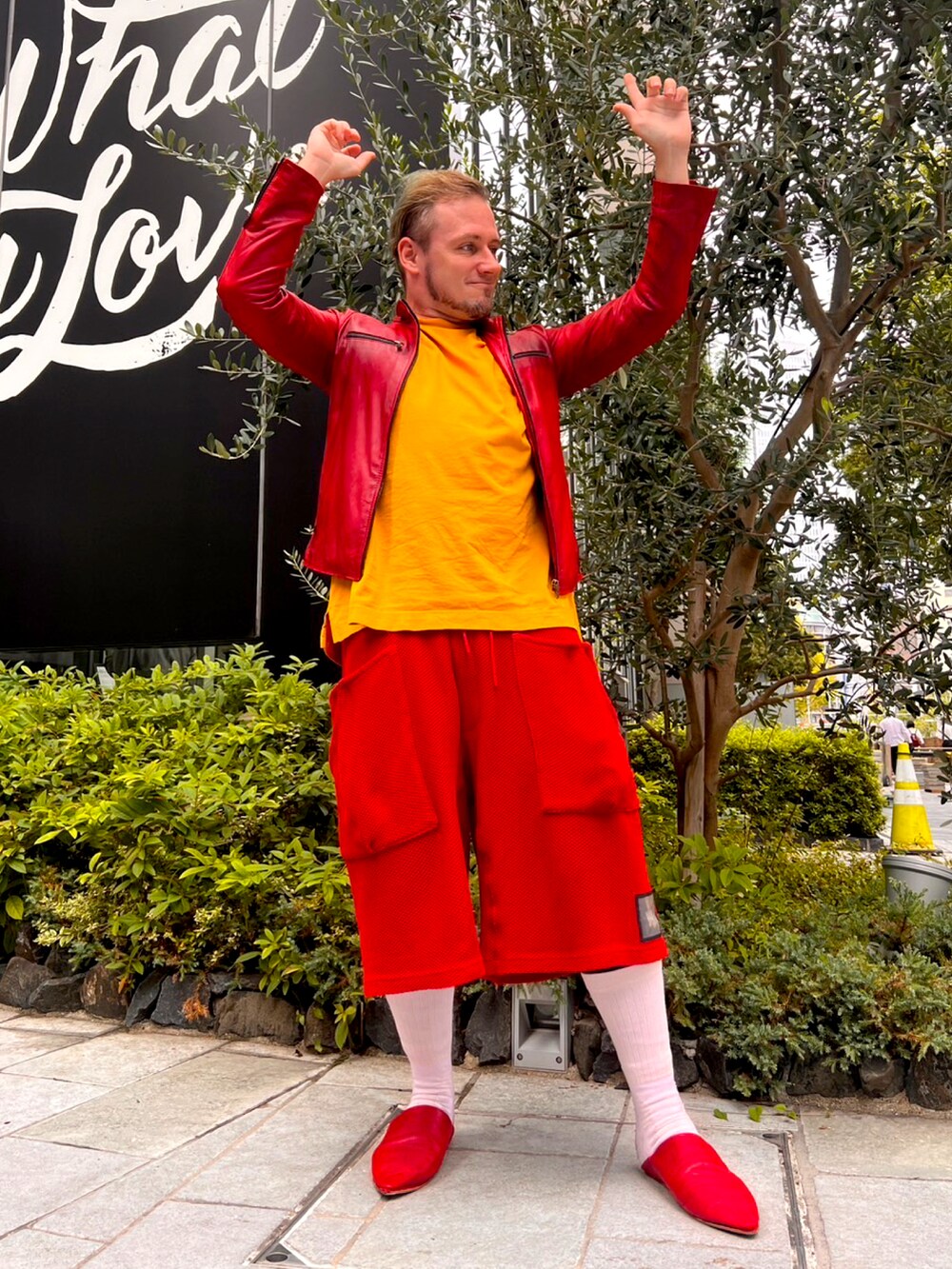 イエロー系のTシャツ/カットソー、レッド系のライダースジャケット、レッド系のその他パンツを着用したメンズの秋コーディネートの2枚目の写真