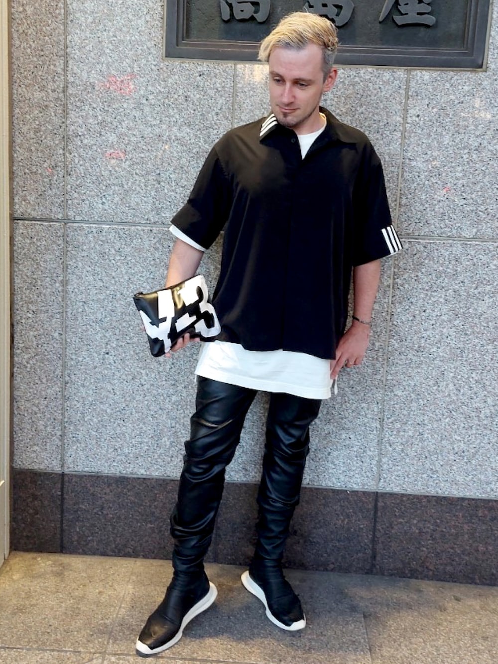 ホワイト系のTシャツ/カットソー、ブラック系のシャツ/ブラウス、ブラック系のその他パンツを着用したメンズの夏コーディネートの2枚目の写真