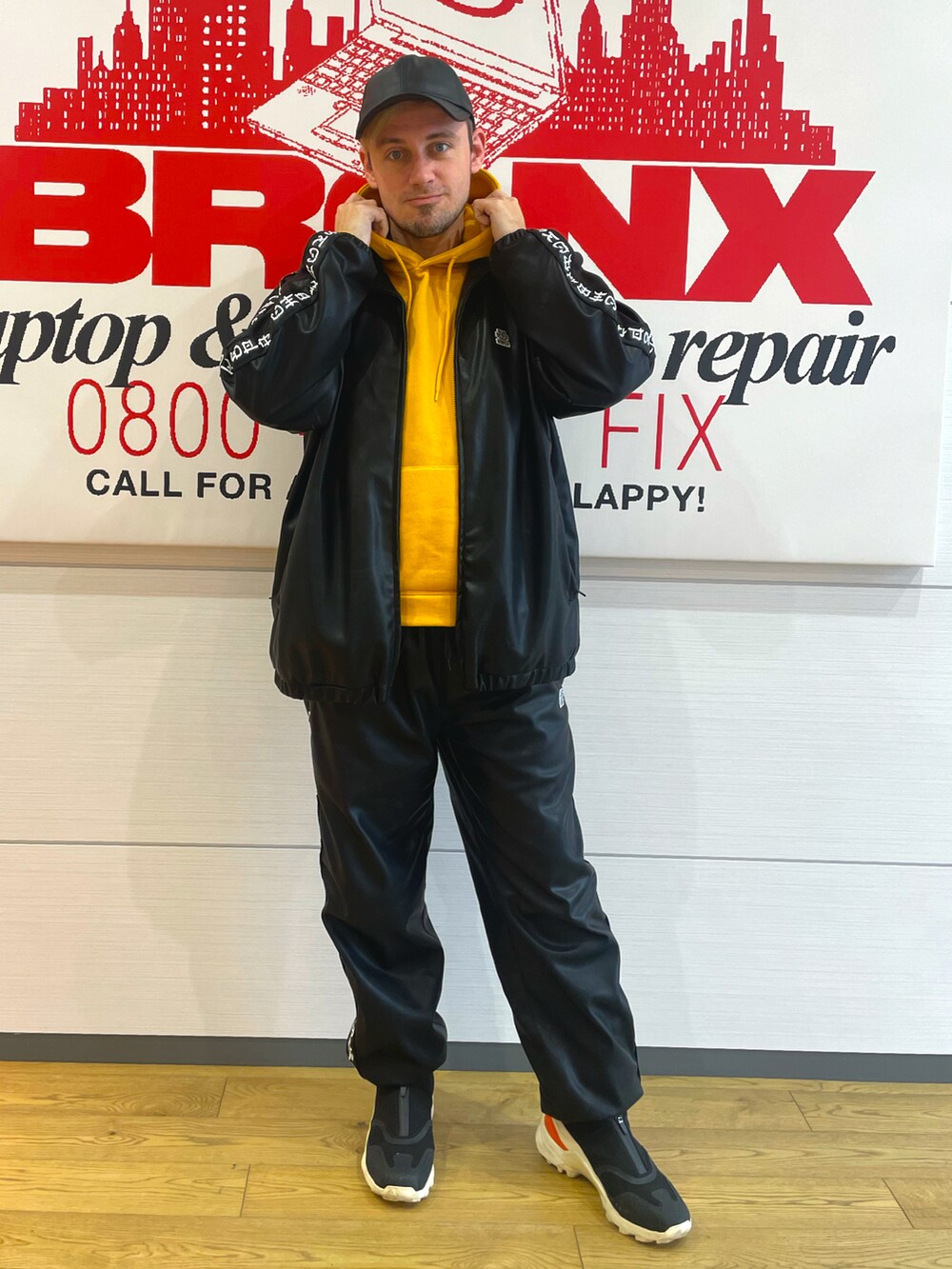 「ストリート、Bboy、ヒップホップ、ビッグシルエット、イエロー×ブラック、キャップ、フーディー、トラックジャケット、レザージャケット、トラックパンツ、レザーパンツ、ゴアテックス、GORE-TEX、blackeyepatch、Y-3」|「BlackEyePatchのKANJI TAPED FAUX LEATHER TRACK JACKET (セットアップ、ブラック系)」を使った、塔弁さん(メンズ・172cm)の冬コーディネートの2枚目の写真