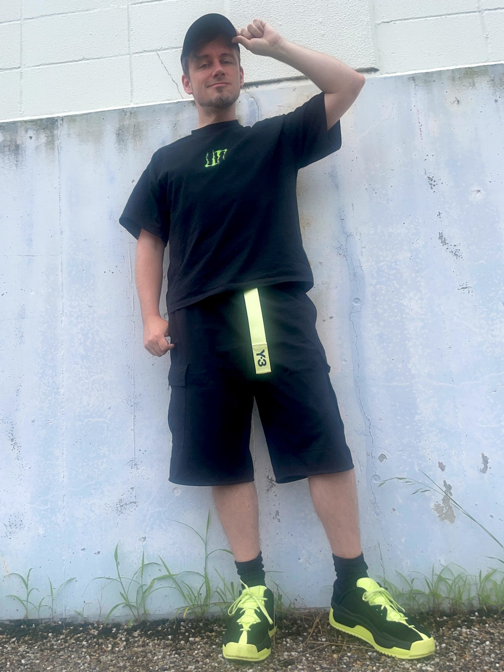 ブラック系のTシャツ/カットソー、ブラック系のその他パンツ、ブラック系のスニーカーを着用したメンズの夏コーディネートの2枚目の写真