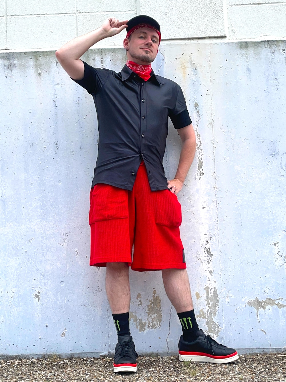 ブラック系のシャツ/ブラウス、レッド系のその他パンツ、ブラック系のスニーカーを着用したメンズの夏コーディネートの2枚目の写真