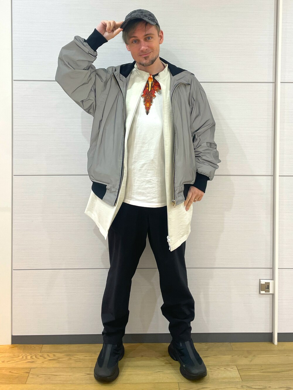 「ストリート、雨の日コーデ、レイヤードスタイル、アウターONアウター、モノトーン、リフレクター、プリントT、キャップ、トラックジャケット、ナイロンジャケット、サスペンダーパンツ、ブーツ、MARCELO BURLON、Y-3、flagstuff」|「Y-3のM CH1 TRACK TOP - STRIPES(ジャージ、グレー系)」を使った、塔弁さん(メンズ・172cm)の春コーディネートの2枚目の写真