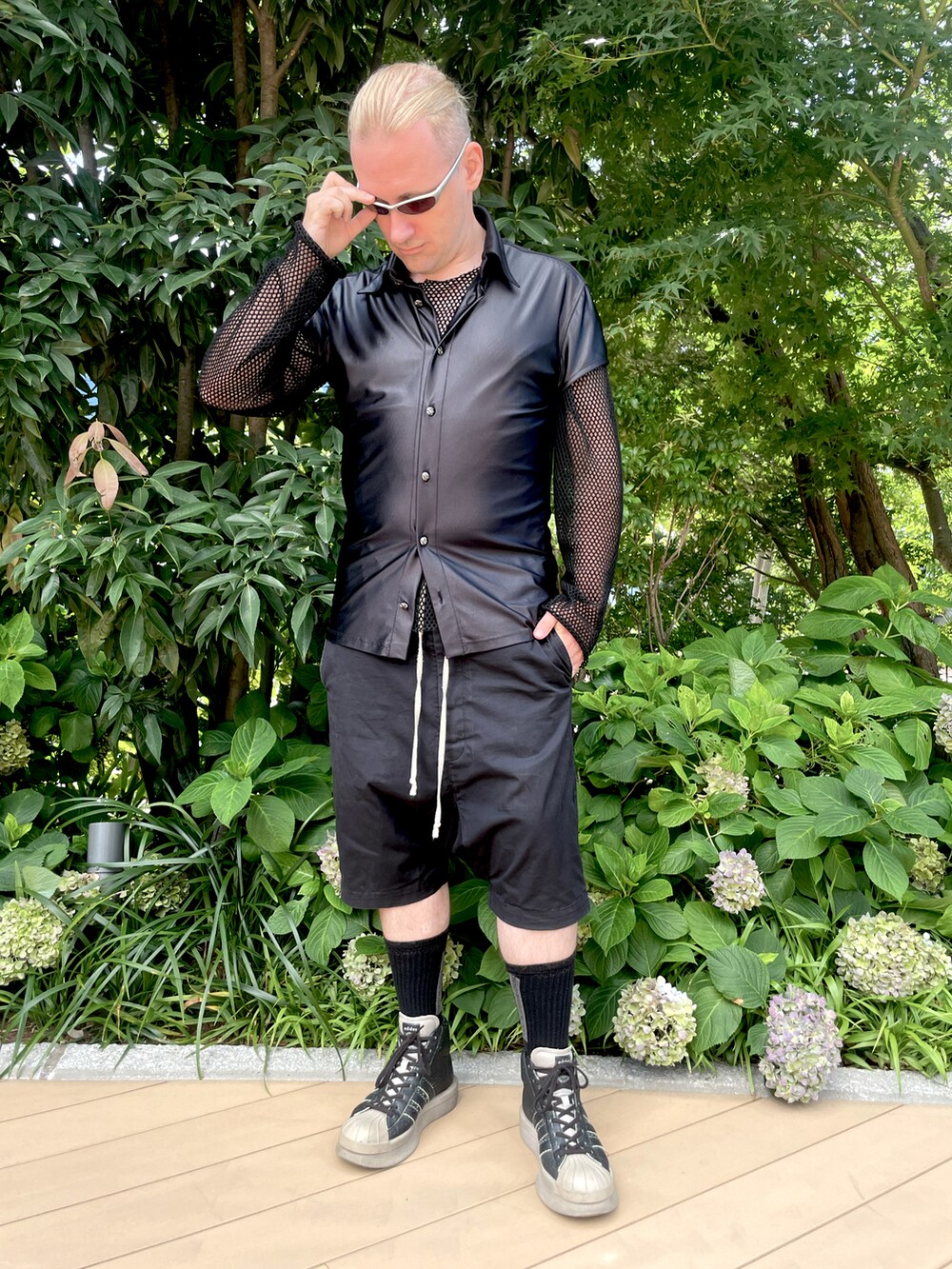 ブラック系のTシャツ/カットソー、ブラック系のその他パンツ、ブラック系のスニーカーを着用したメンズの夏コーディネートの2枚目の写真