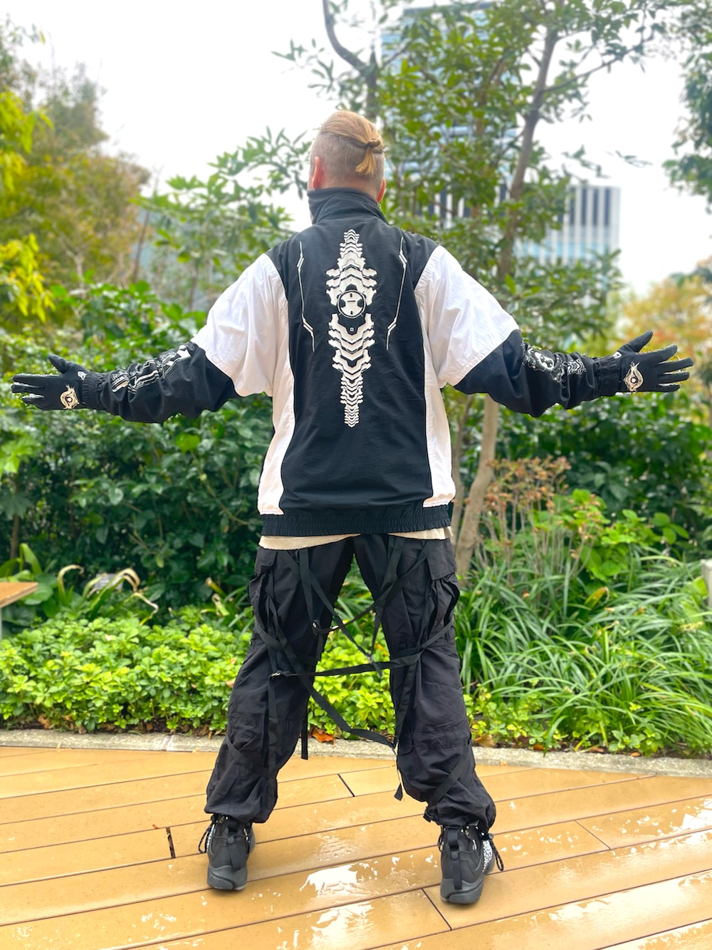 グレー系のTシャツ/カットソー、ブラック系のナイロンジャケット、ブラック系のパンツを着用したメンズの秋コーディネートの2枚目の写真