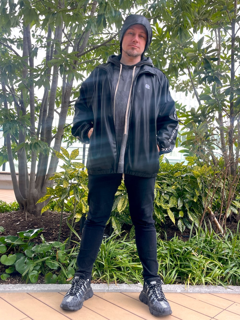 「ストリート、モードストリート、春コーデ、レイヤードスタイル、モノトーン、ニット帽、黒Tシャツ、ノースリーブ、フーディー、黒スキニー、スキニーパンツ、スキニーデニム、スキニー、厚底シューズ、厚底スニーカー」｜「DANKE SCHONのDankeSchon/ダンケシェーン/SPRAYING PIGMENT NOSLEEVE HOODED FANG（パーカー、ブラック系）」を使った、塔弁さん（メンズ・172cm）の春コーディネートの2枚目の写真