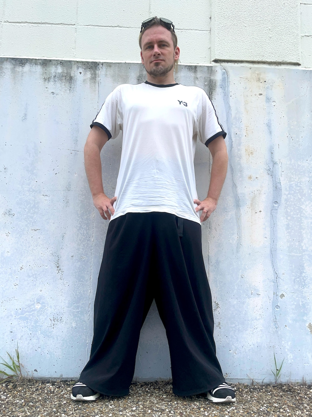 ホワイト系のTシャツ/カットソー、ブラック系のその他パンツ、ブラック系のスニーカーを着用したメンズの春コーディネートの2枚目の写真