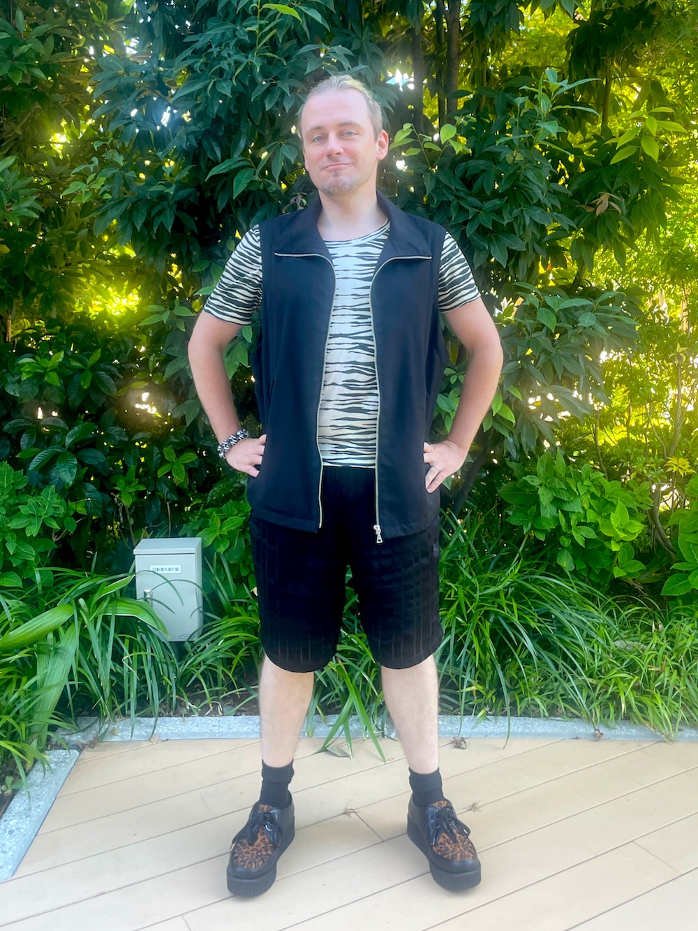 その他のスリッポン、ブラック系のベスト、ブラック系のパンツを着用したメンズの秋コーディネートの2枚目の写真