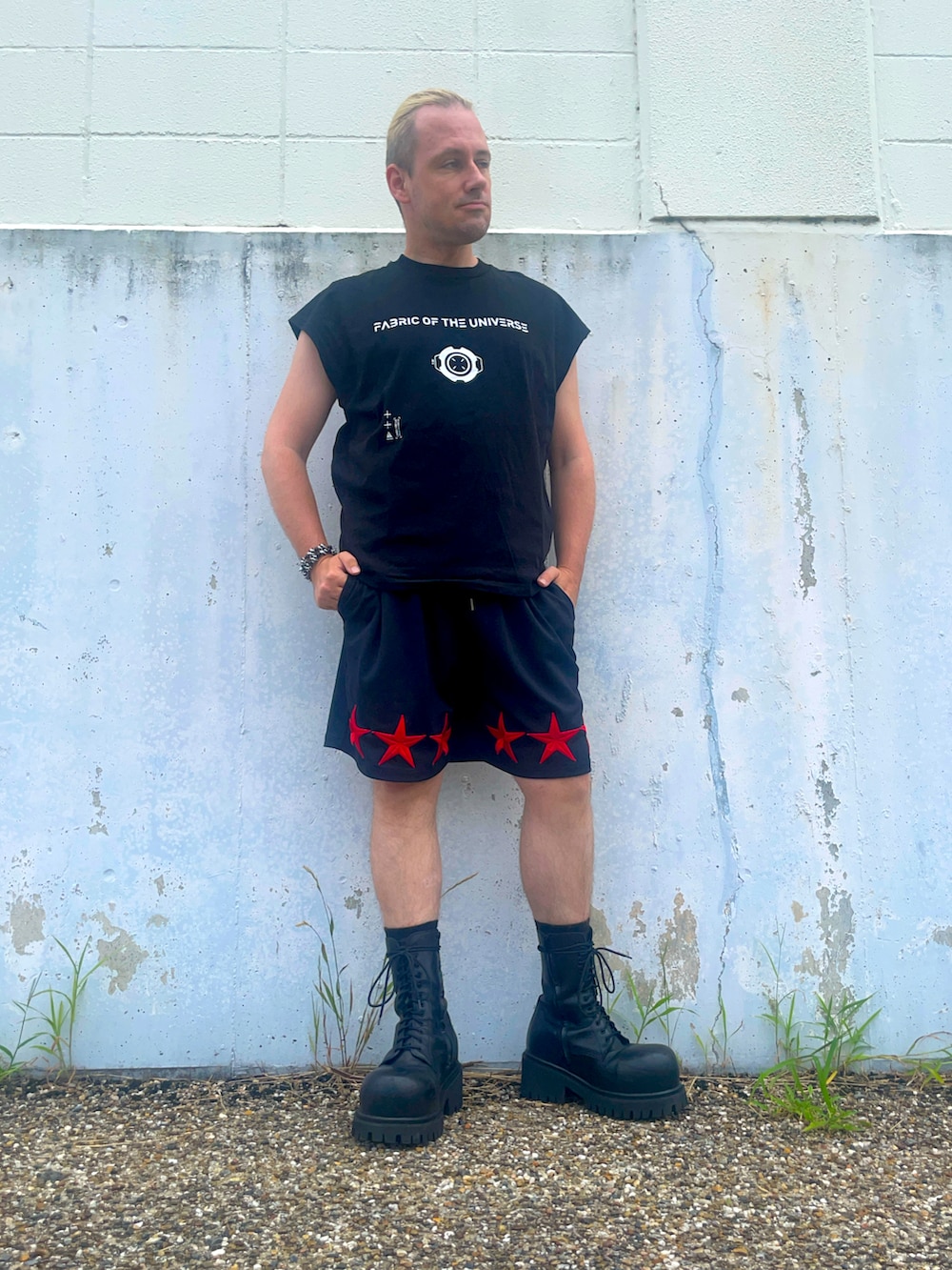 レッド系のその他パンツ、ブラック系のタンクトップ、ブラック系のブーツを着用したメンズの夏コーディネートの2枚目の写真