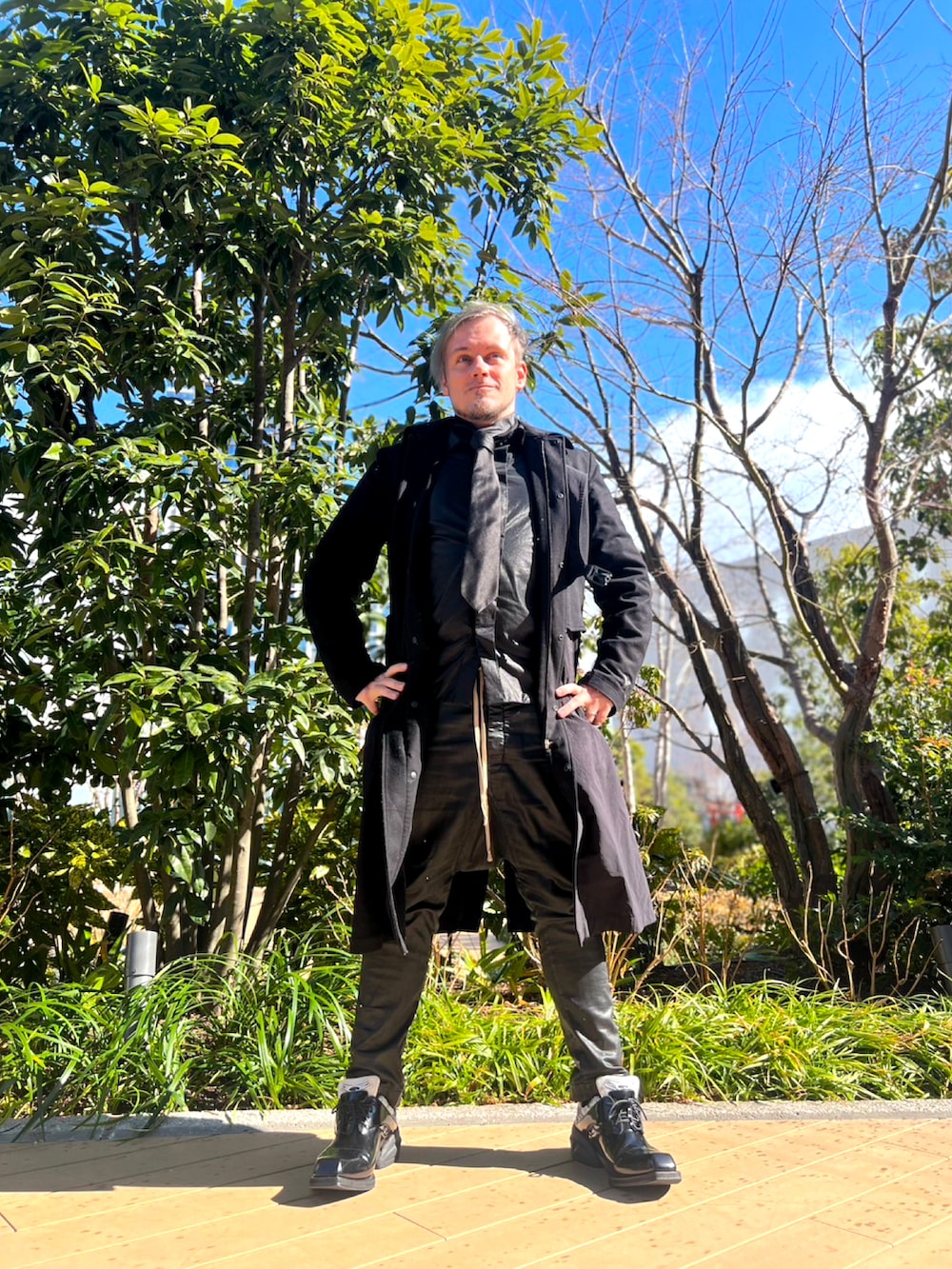 ブラック系のシャツ/ブラウス、ブラック系のネクタイ、ブラック系のその他アウターを着用したメンズの冬コーディネートの3枚目の写真