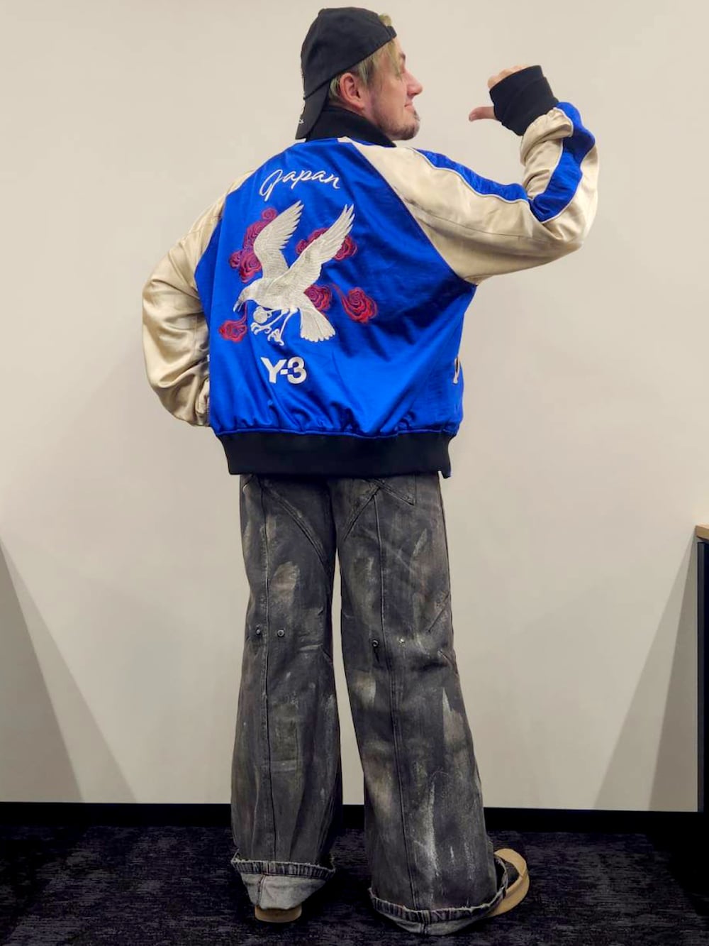 ブルー系のブルゾン、ブラック系のスウェット、グレー系のデニムパンツを着用したメンズの冬コーディネートの2枚目の写真