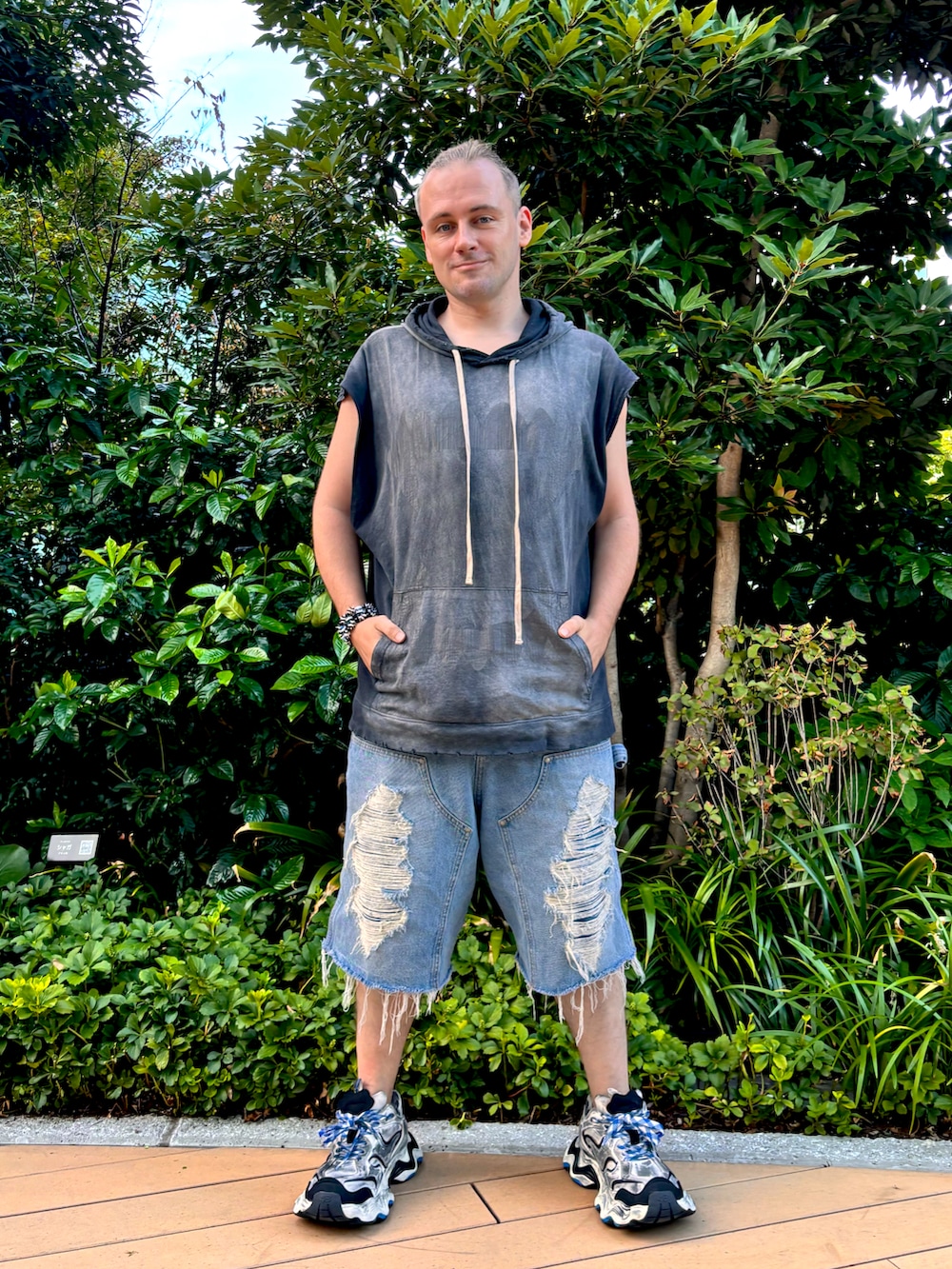 その他のデニムパンツ、ブラック系のパーカー、ホワイト系のスニーカーを着用したメンズの秋コーディネートの2枚目の写真