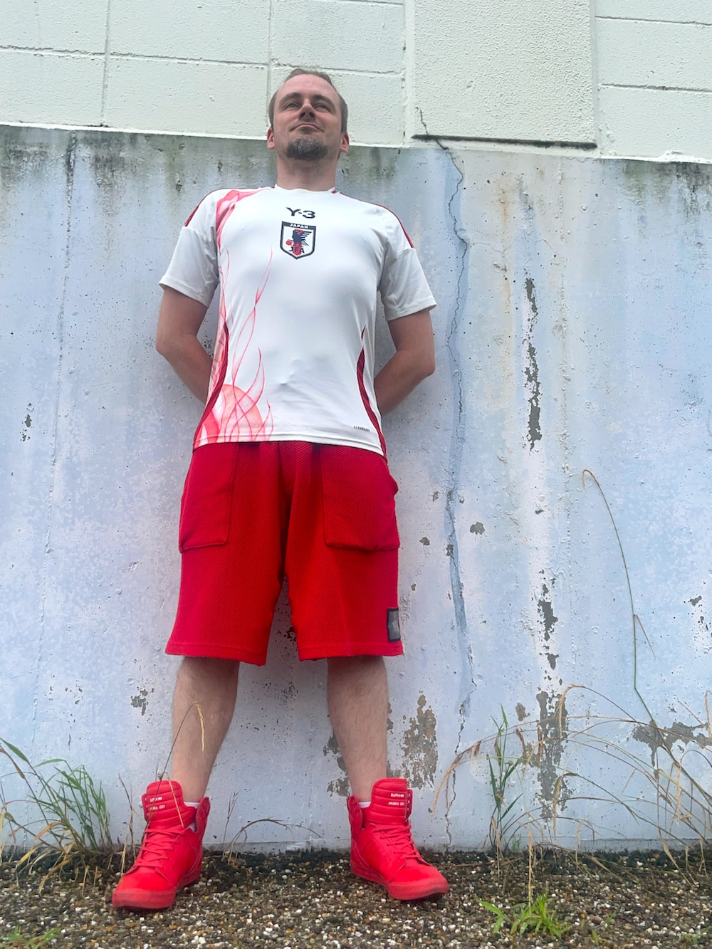 ホワイト系のTシャツ/カットソー、レッド系のその他パンツ、レッド系のスニーカーを着用したメンズの夏コーディネートの2枚目の写真