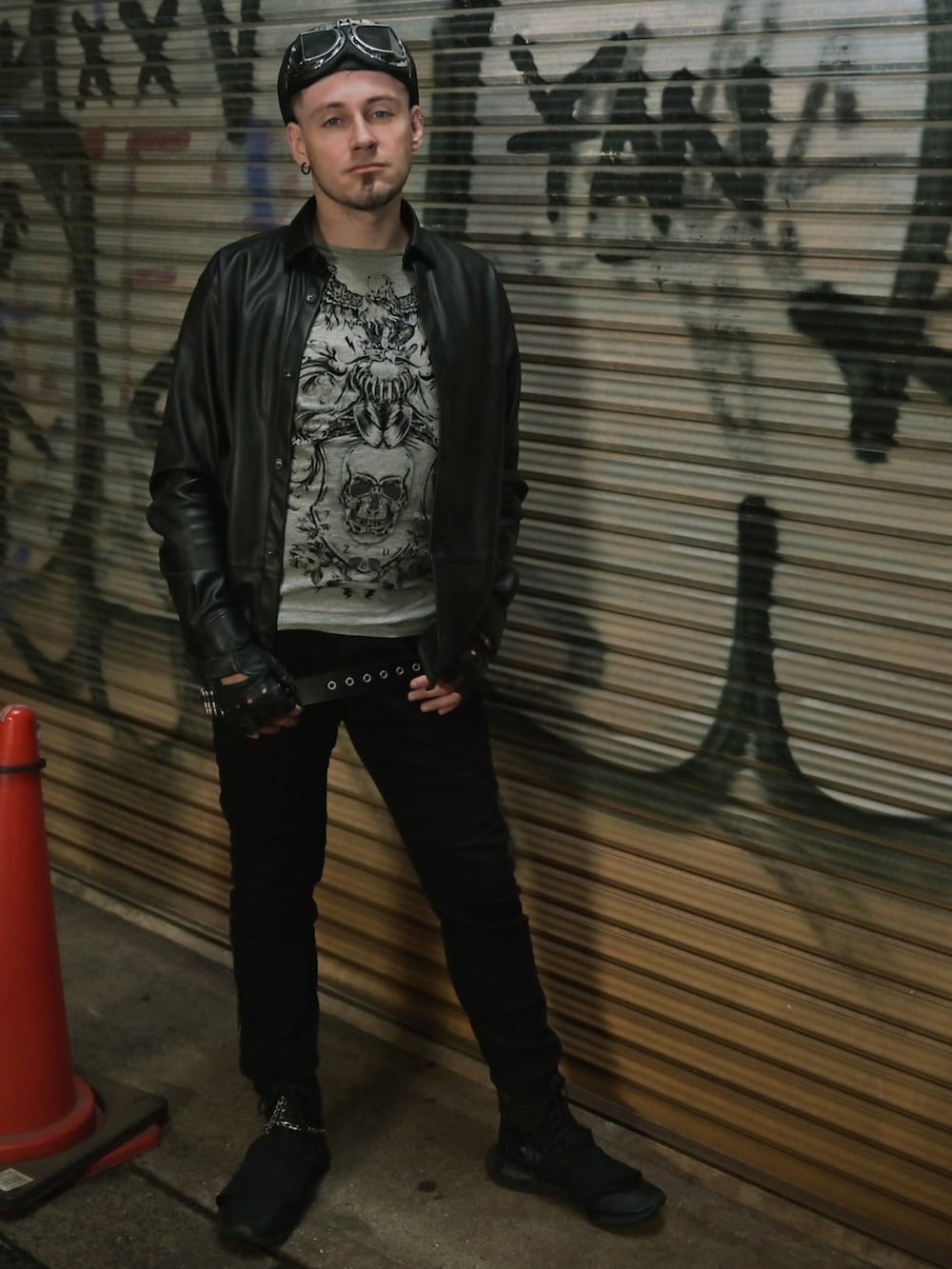 ホワイト系のTシャツ/カットソー、ブラック系のシャツ/ブラウス、ブラック系のその他パンツを着用したメンズの冬コーディネートの2枚目の写真