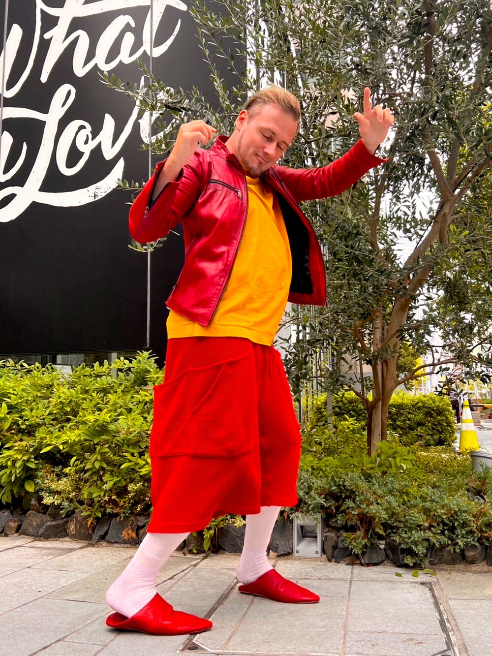 イエロー系のTシャツ/カットソー、レッド系のライダースジャケット、レッド系のその他パンツを着用したメンズの秋コーディネートの3枚目の写真