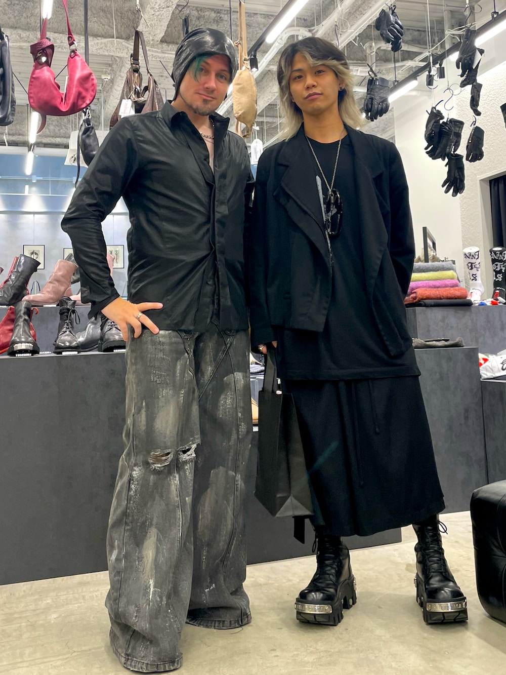 グレー系のデニムパンツ、ブラック系のシャツ/ブラウス、ブラック系のスニーカーを着用したメンズの秋コーディネートの2枚目の写真