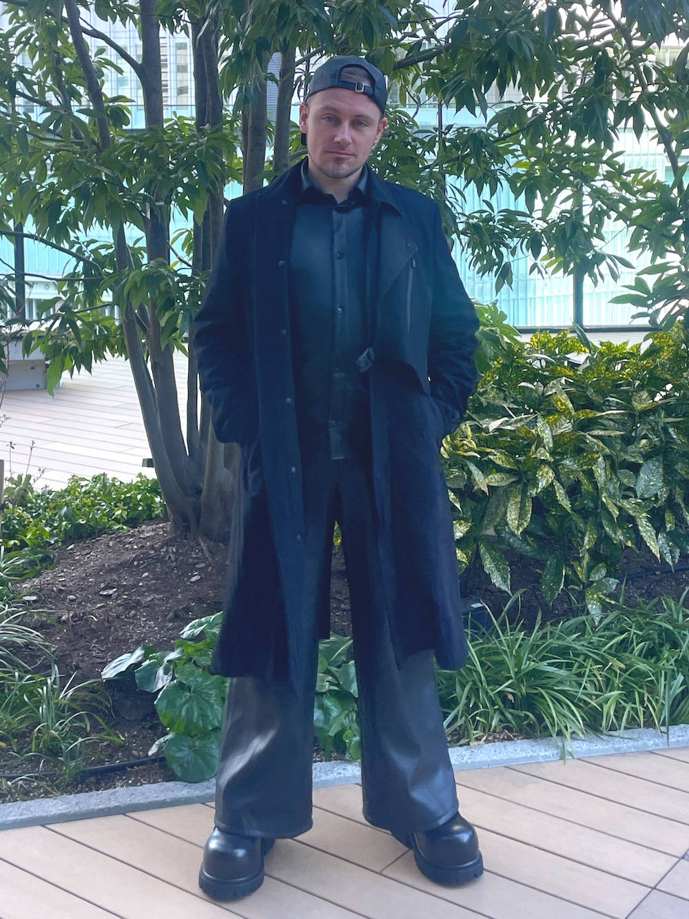 ブラック系のブーツ、ブラック系のその他パンツ、ブラック系のその他アウターを着用したメンズの春コーディネートの2枚目の写真