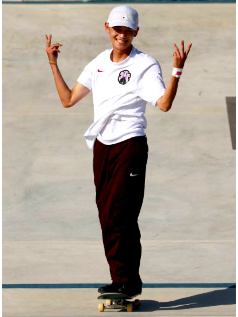 その他のスニーカー、ブラック系のバックパック/リュック、ブラック系のその他パンツを着用したメンズの夏コーディネートの2枚目の写真