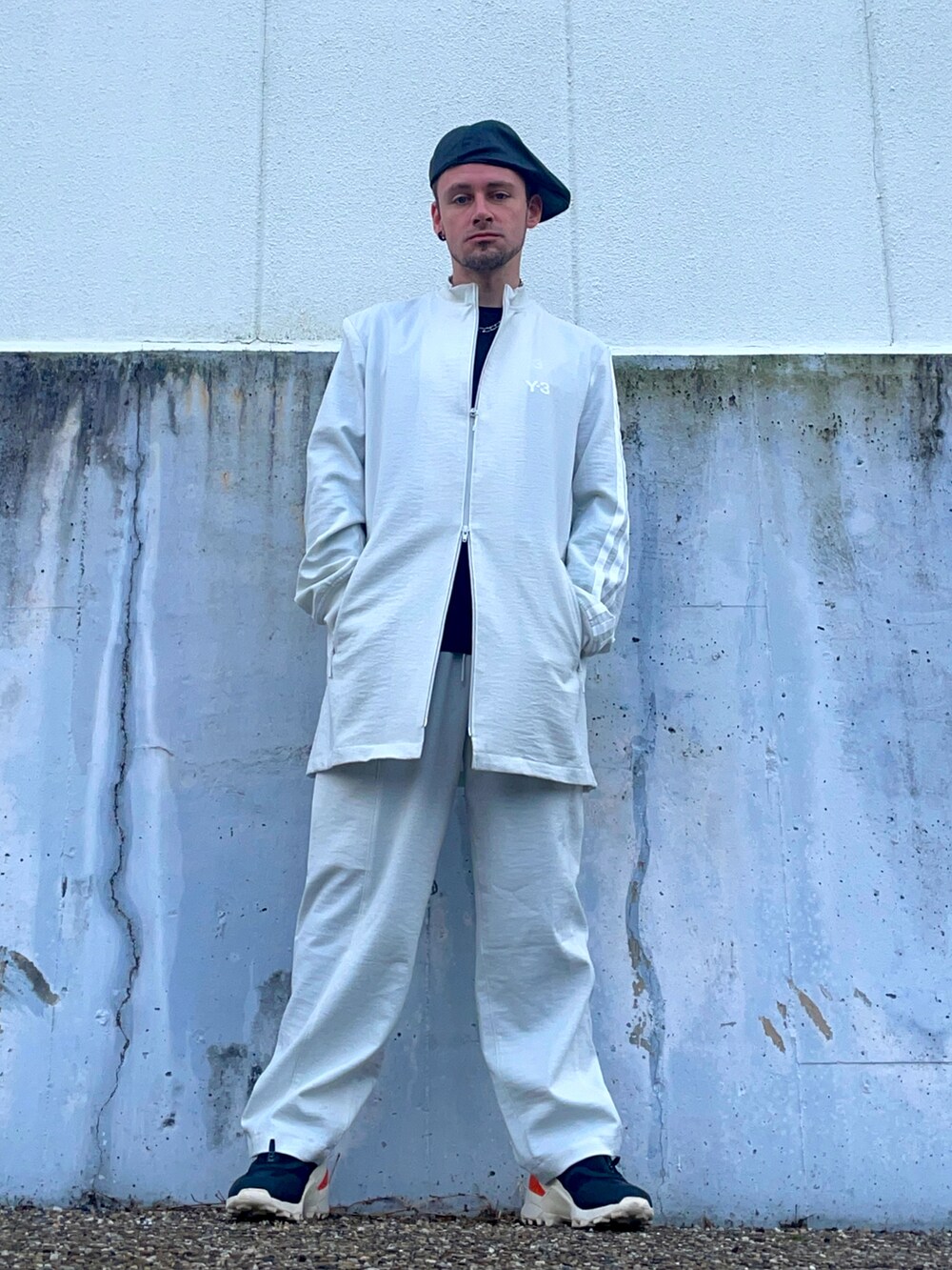 グレー系のジャージ、ブラック系のTシャツ/カットソー、グレー系のその他パンツを着用したメンズの冬コーディネートの2枚目の写真