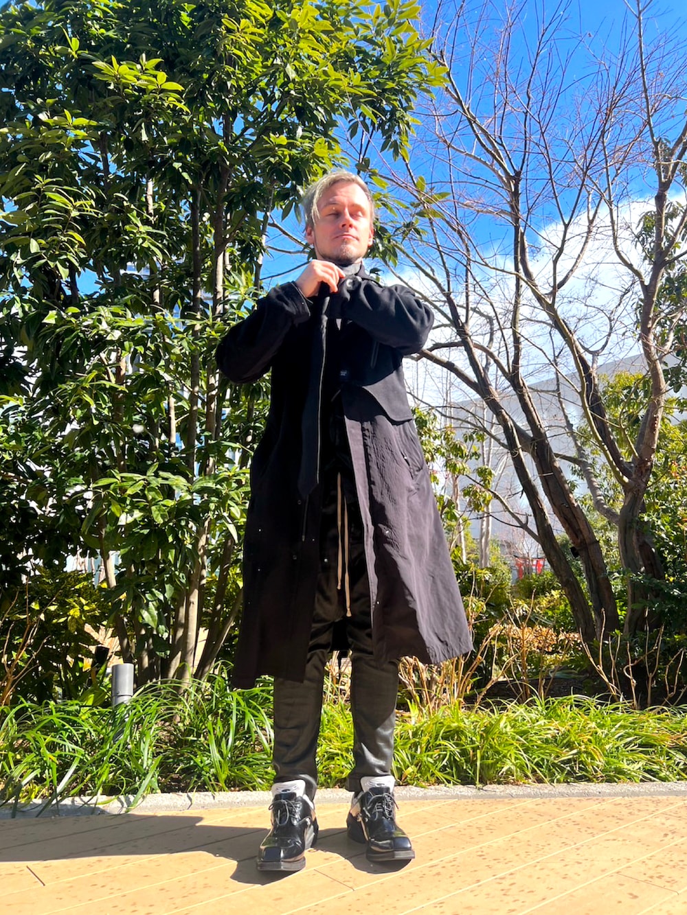 ブラック系のシャツ/ブラウス、ブラック系のネクタイ、ブラック系のその他アウターを着用したメンズの冬コーディネートの2枚目の写真