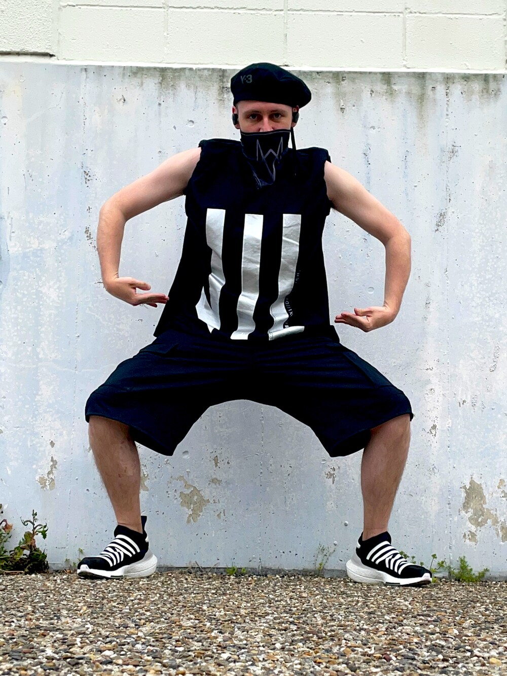 シルバー系のTシャツ/カットソー、ブラック系のその他パンツ、ブラック系のスニーカーを着用したメンズの春コーディネートの2枚目の写真