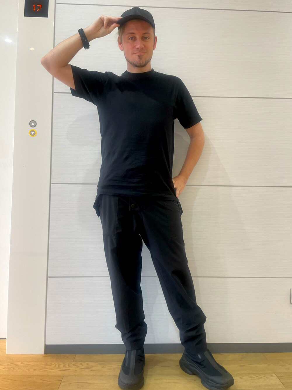 ブラック系のTシャツ/カットソー、ブラック系のその他パンツ、ブラック系のブーツを着用したメンズの春コーディネートの2枚目の写真