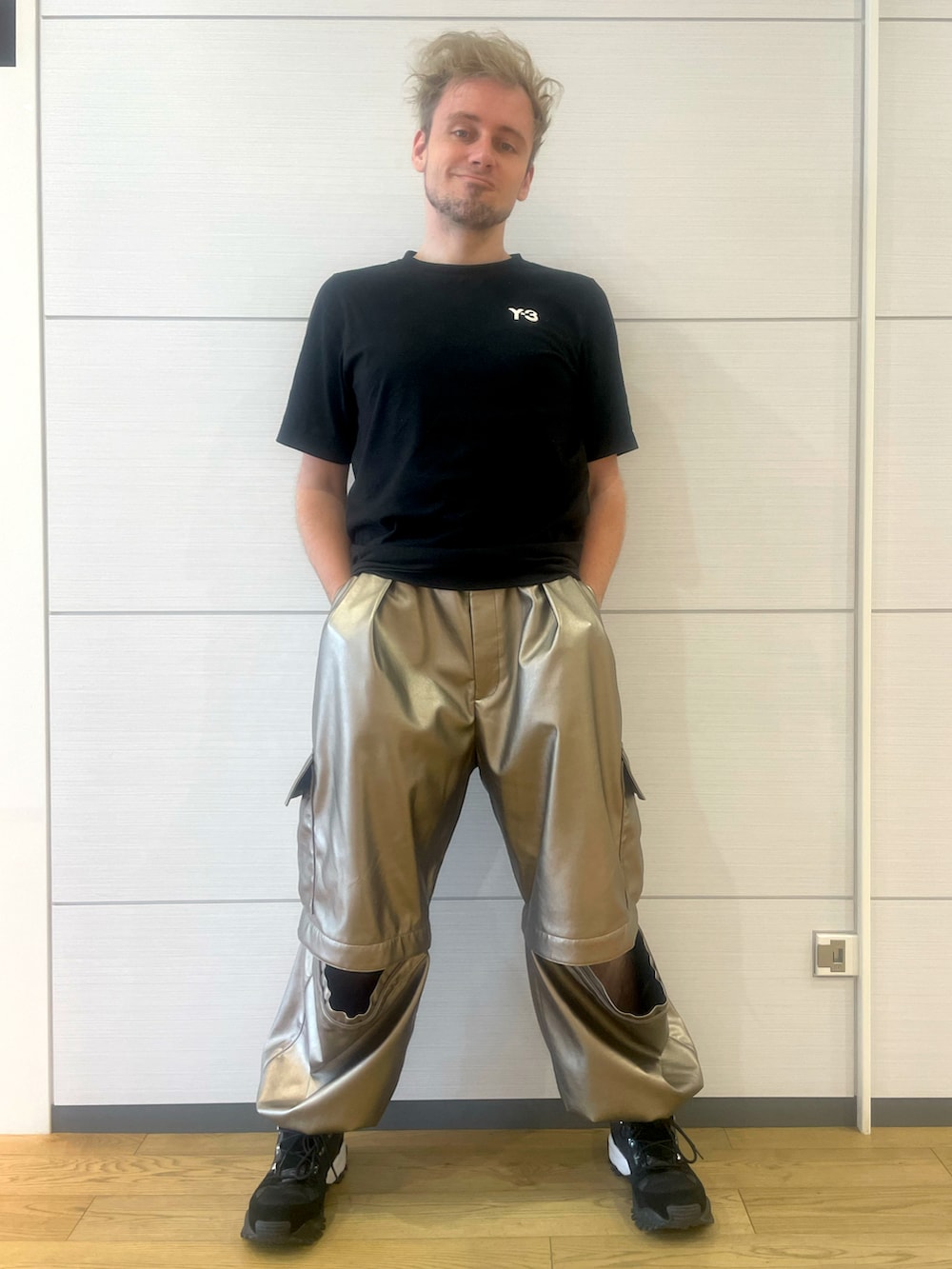 ゴールド系のカーゴパンツ、ブラック系のTシャツ/カットソー、ブラック系のスニーカーを着用したメンズの夏コーディネートの2枚目の写真
