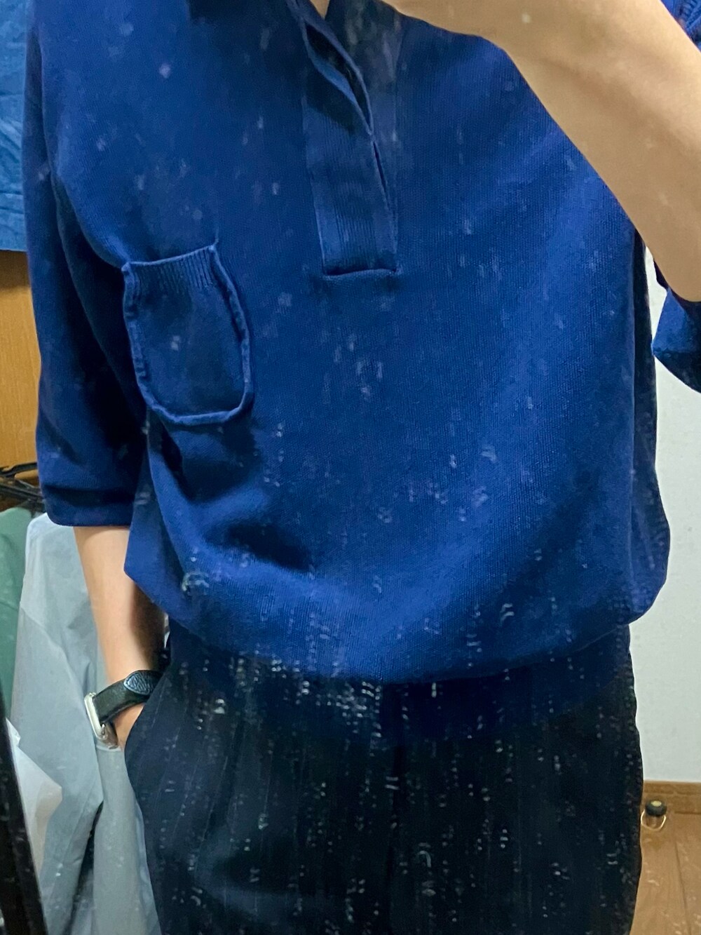 ブルー系のニット/セーター、ブルー系のスラックス、ホワイト系のドレスシューズを着用したメンズの春コーディネートの2枚目の写真