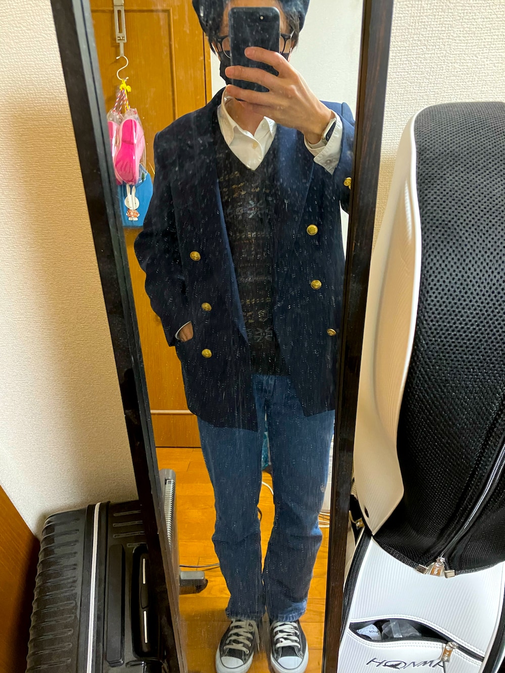 グリーン系のモッズコート、ブルー系のデニムパンツ、ホワイト系のシャツ/ブラウスを着用したメンズの冬コーディネートの2枚目の写真