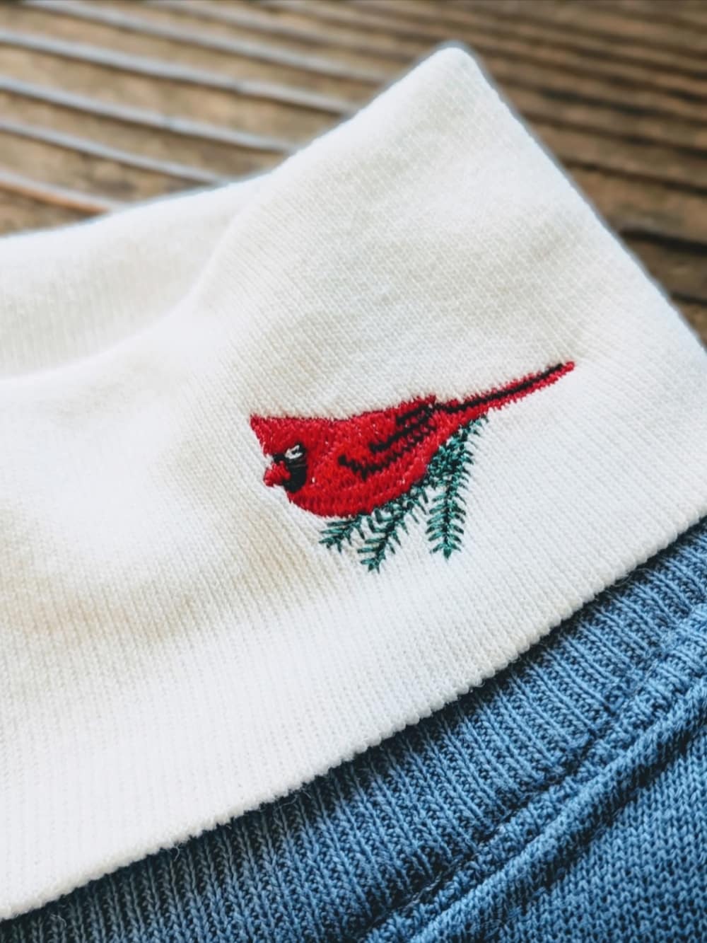 ブルー系のスウェットを着用したメンズの冬コーディネートの3枚目の写真