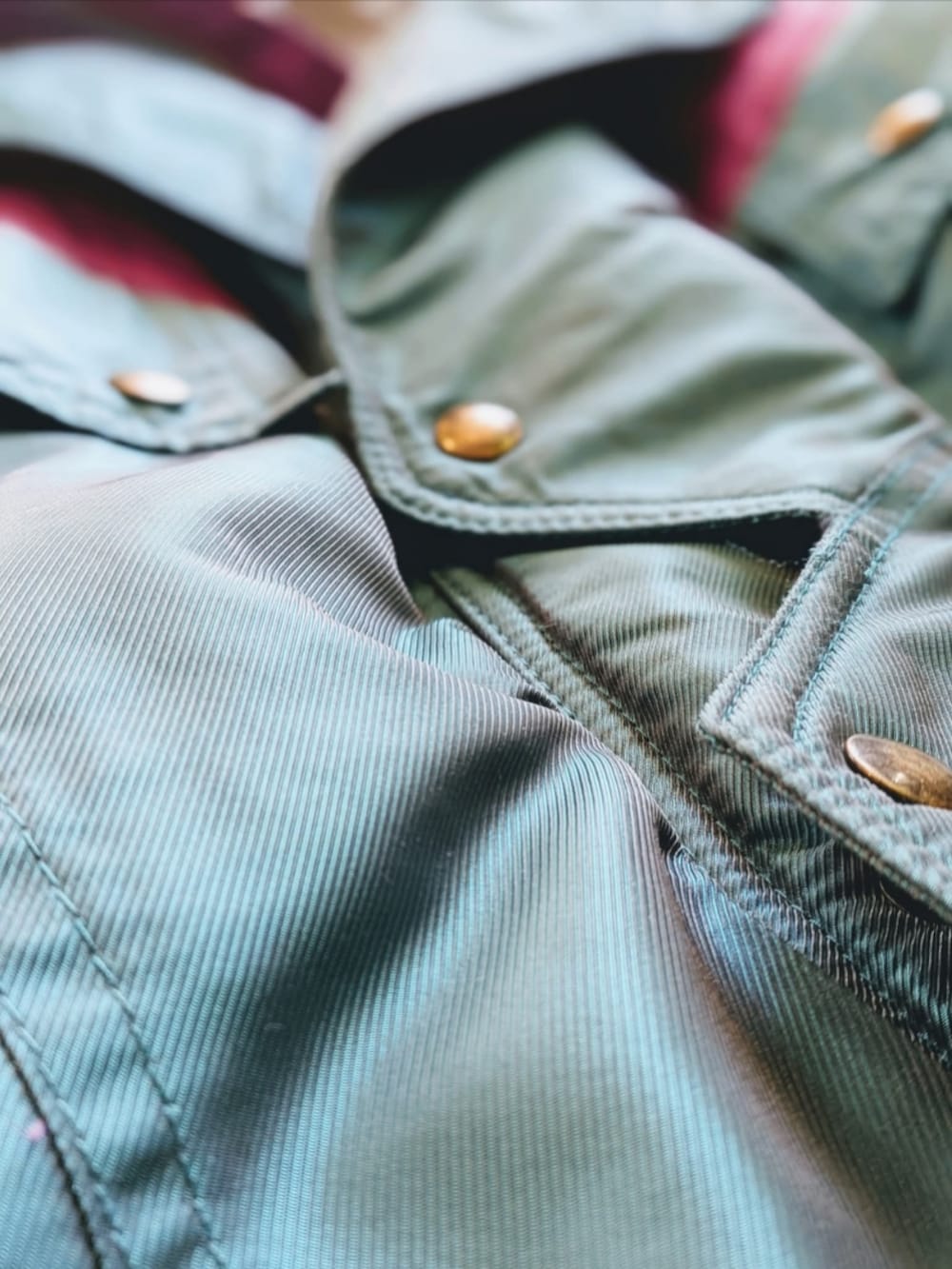 グリーン系のナイロンジャケットを着用したメンズの冬コーディネートの3枚目の写真