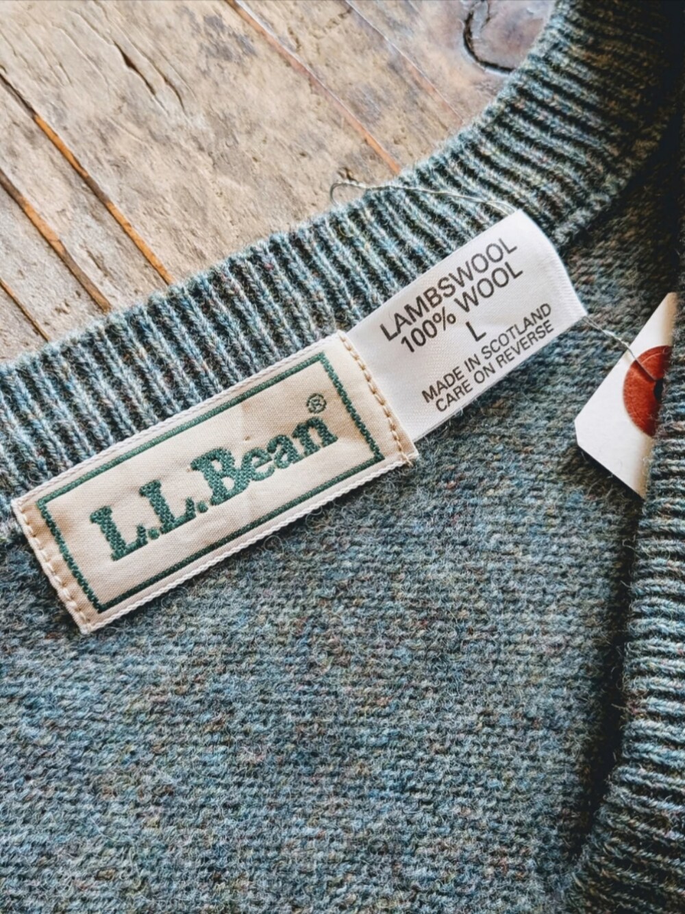 グリーン系のベストを着用したメンズの春コーディネートの2枚目の写真