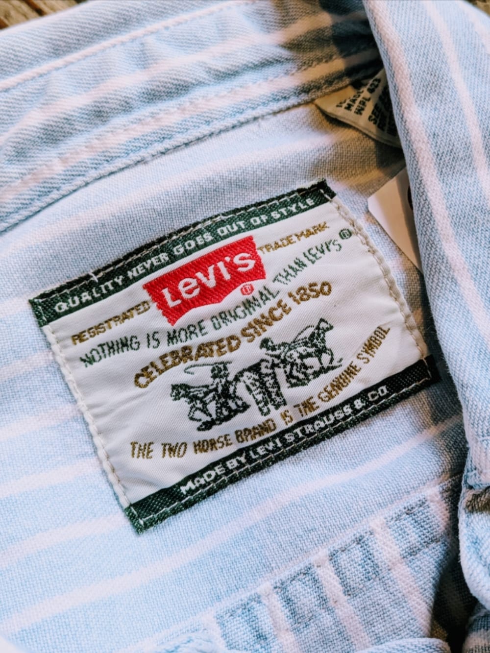 ブルー系のシャツ/ブラウスを着用したメンズの秋コーディネートの2枚目の写真