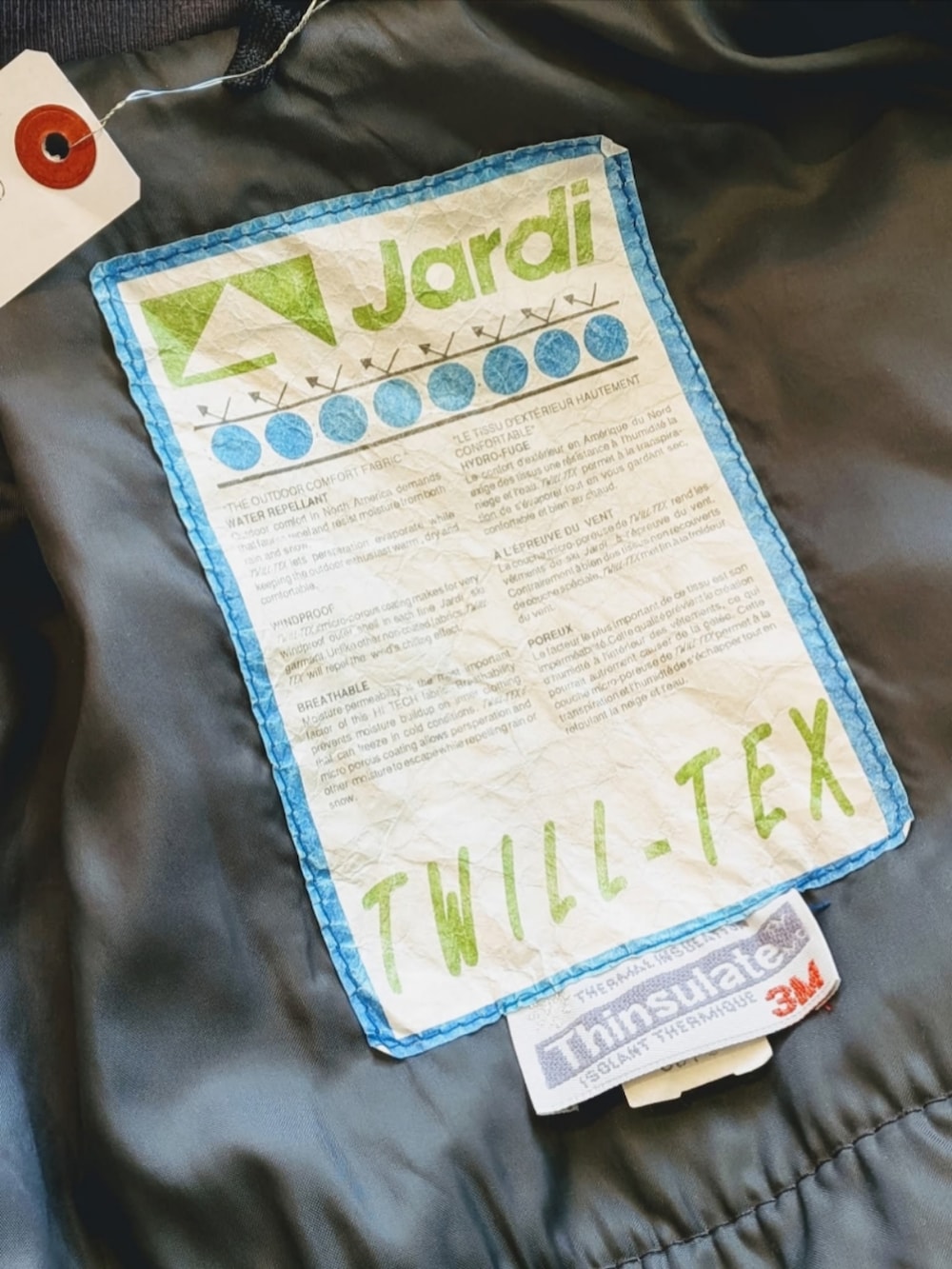 グリーン系のナイロンジャケットを着用したメンズの冬コーディネートの2枚目の写真