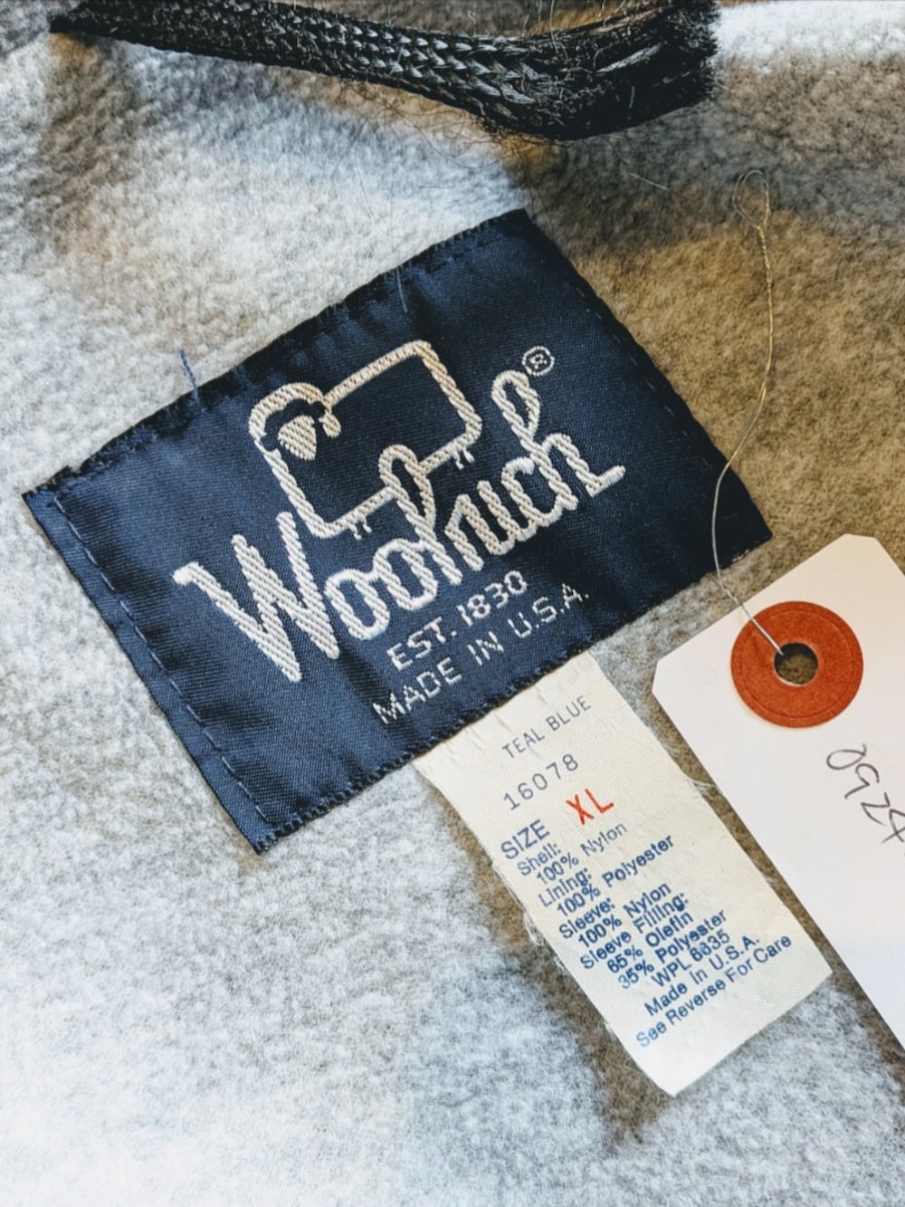 ブルー系のナイロンジャケットを着用したメンズの冬コーディネートの2枚目の写真