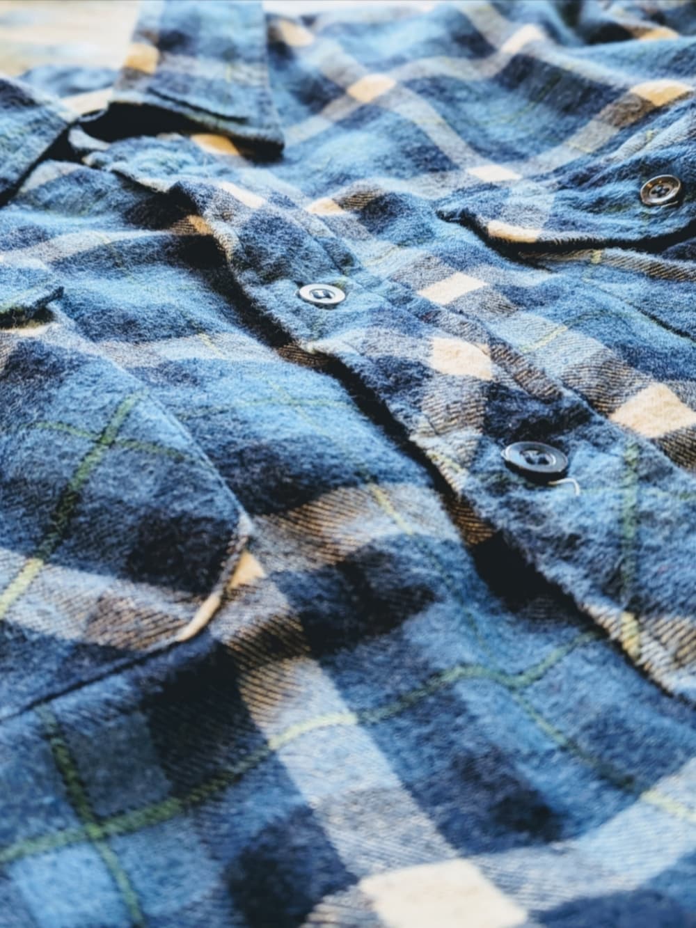 ブルー系のシャツ/ブラウスを着用したメンズの冬コーディネートの3枚目の写真