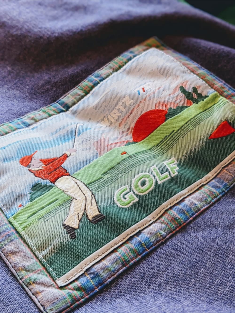 ブルー系のスウェットを着用したメンズの春コーディネートの2枚目の写真