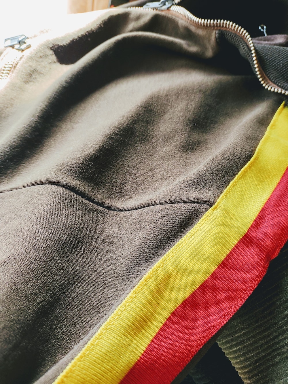 ブラウン系のジャージを着用したメンズの春コーディネートの2枚目の写真