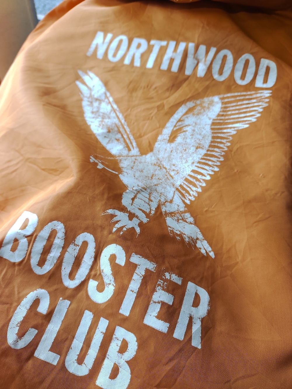 オレンジ系のナイロンジャケットを着用したメンズの春コーディネートの4枚目の写真