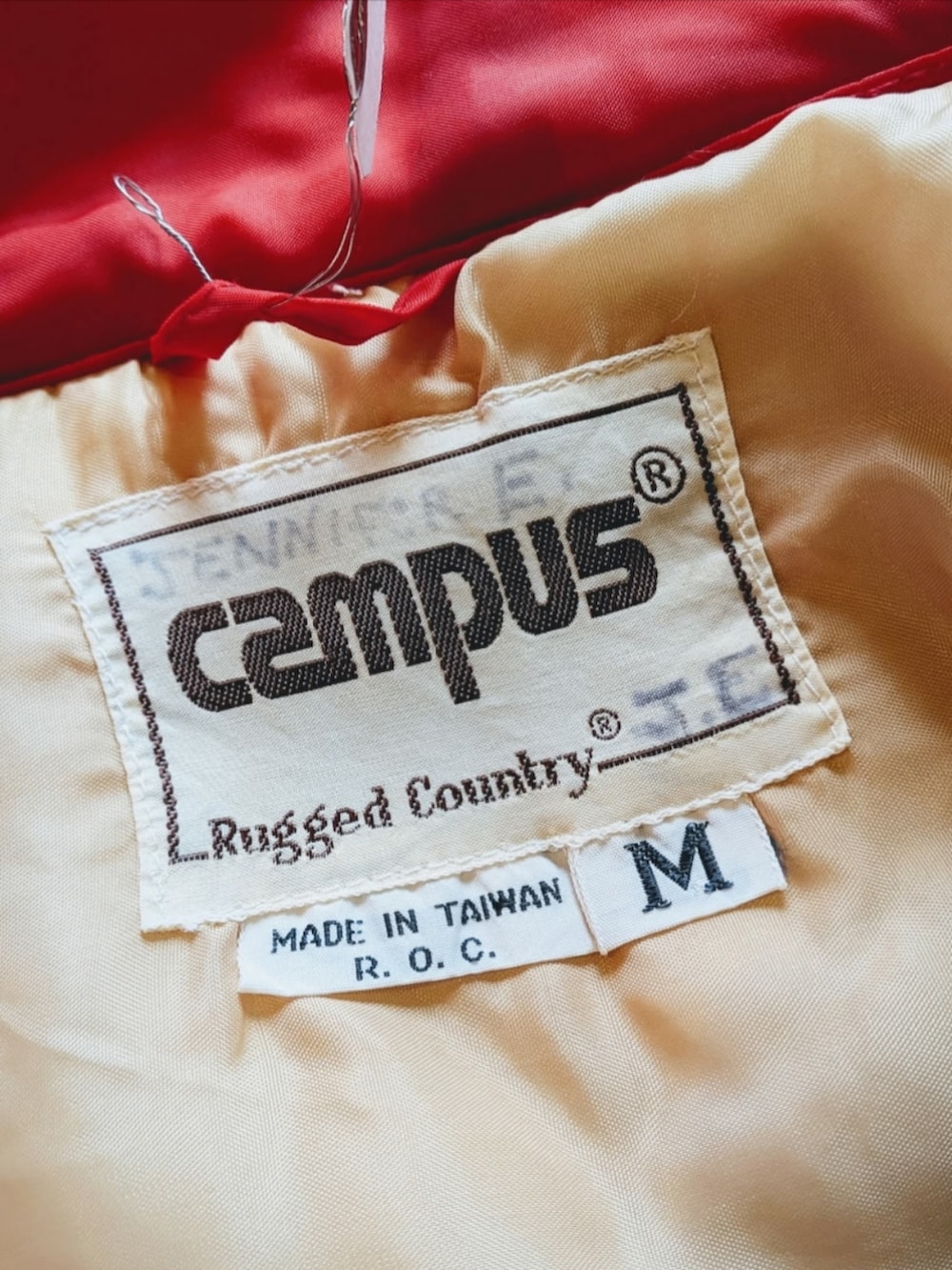 レッド系のベストを着用したメンズの冬コーディネートの2枚目の写真