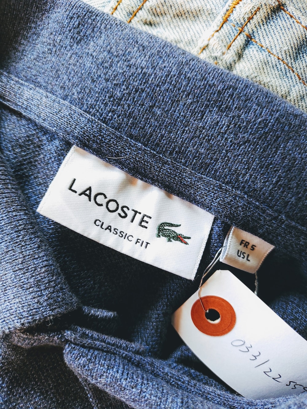 ブルー系のポロシャツを着用したメンズの春コーディネートの2枚目の写真