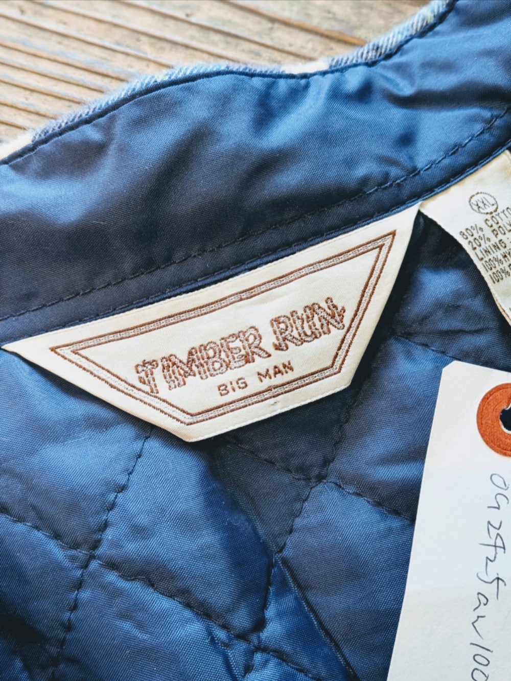 ブルー系のシャツ/ブラウスを着用したメンズの冬コーディネートの2枚目の写真