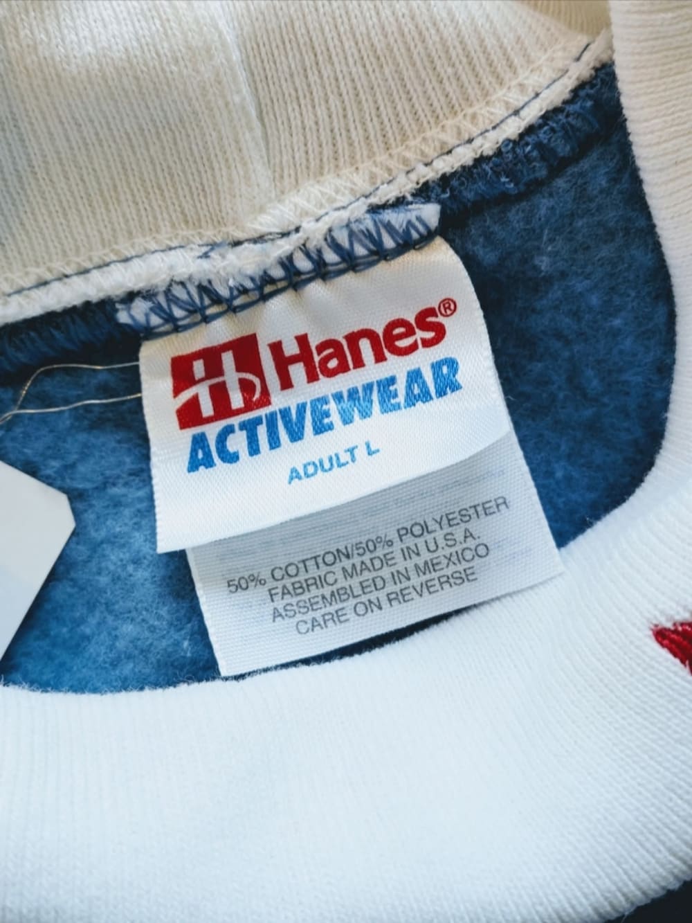 ブルー系のスウェットを着用したメンズの冬コーディネートの2枚目の写真