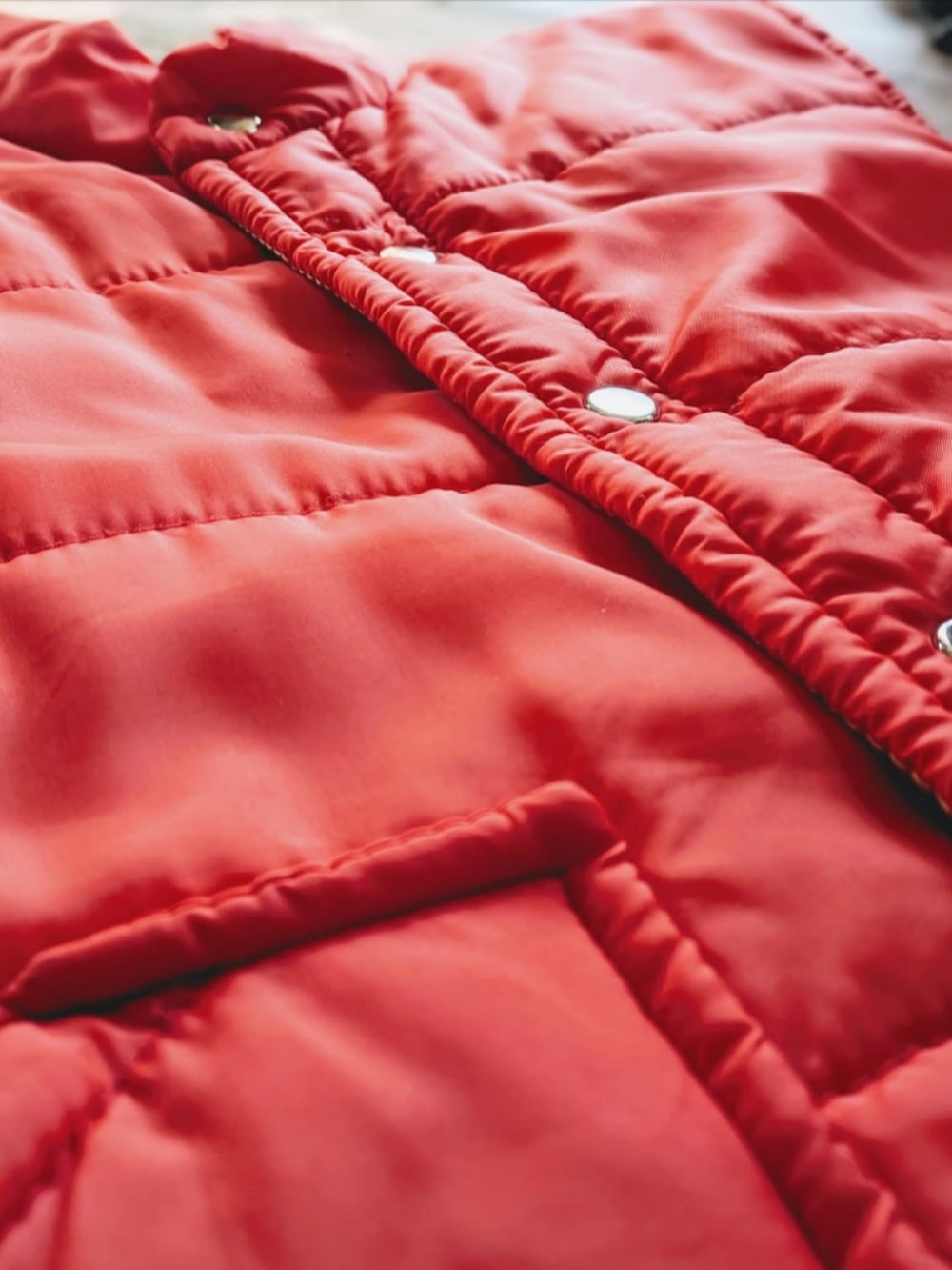 レッド系のベストを着用したメンズの冬コーディネートの3枚目の写真