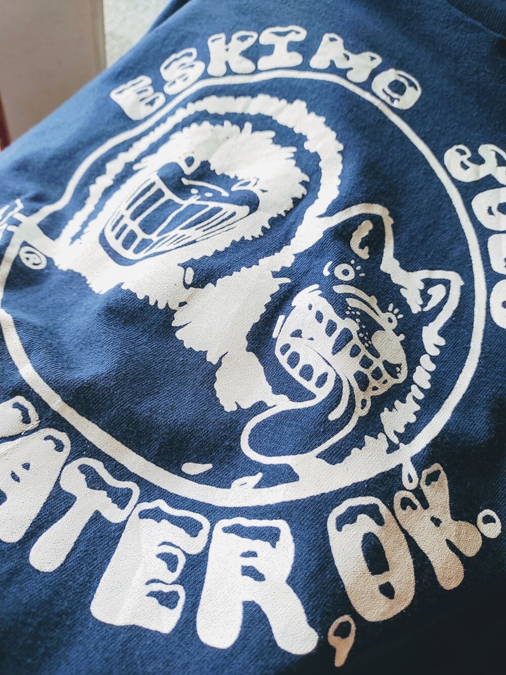 ブルー系のTシャツ/カットソーを着用したメンズの春コーディネートの3枚目の写真