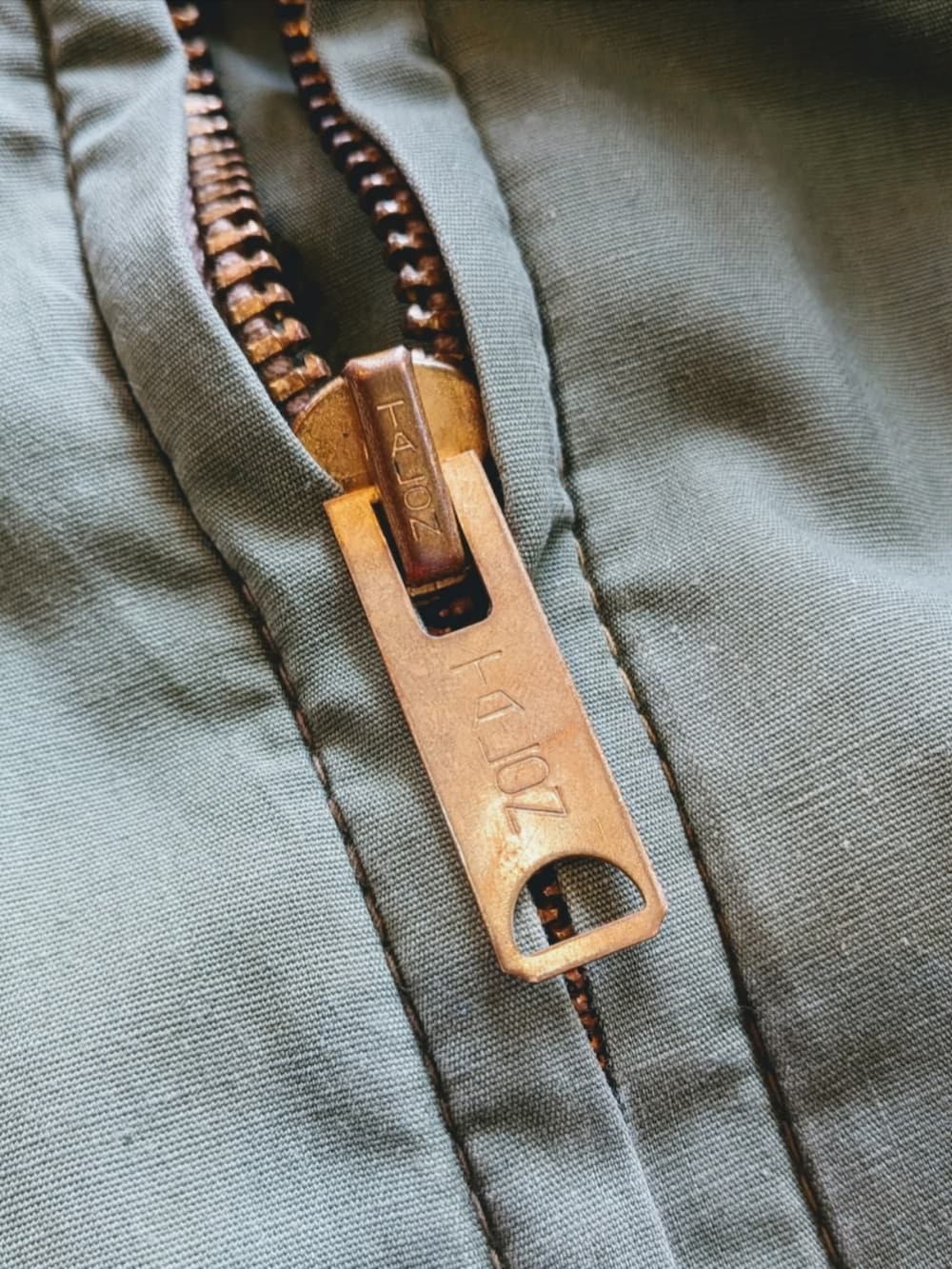 グリーン系のその他アウターを着用したメンズの冬コーディネートの3枚目の写真