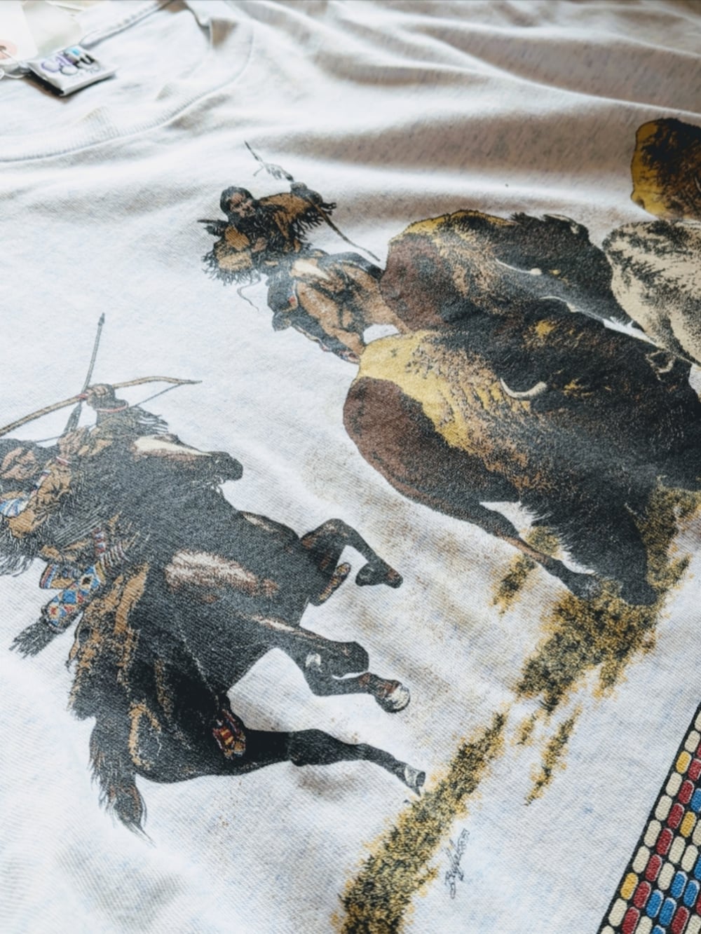 ブルー系のTシャツ/カットソーを着用したメンズの夏コーディネートの3枚目の写真