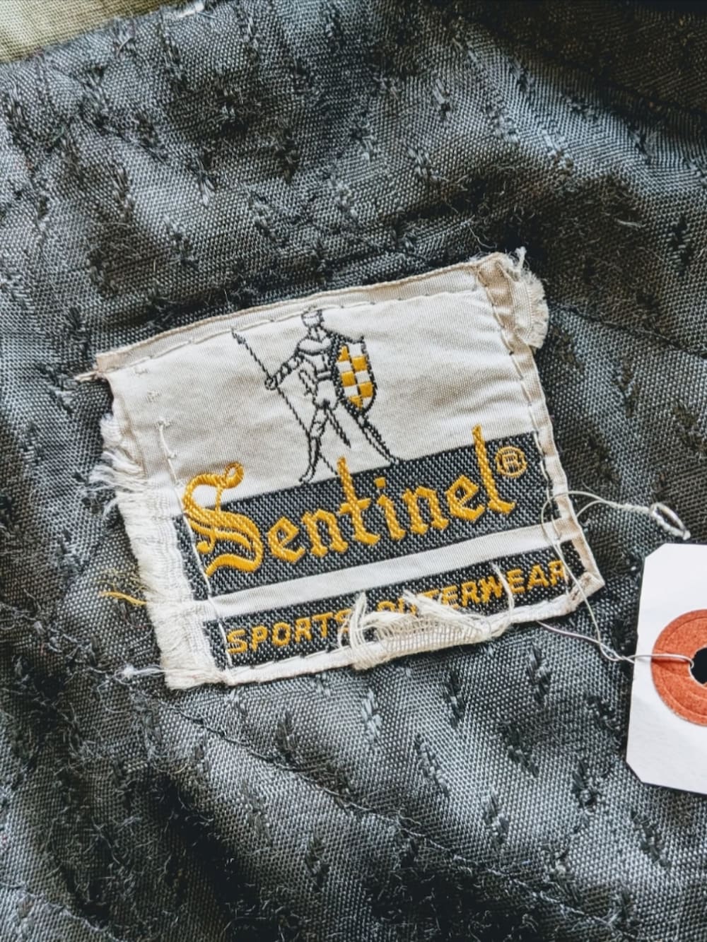 グリーン系のその他アウターを着用したメンズの冬コーディネートの2枚目の写真