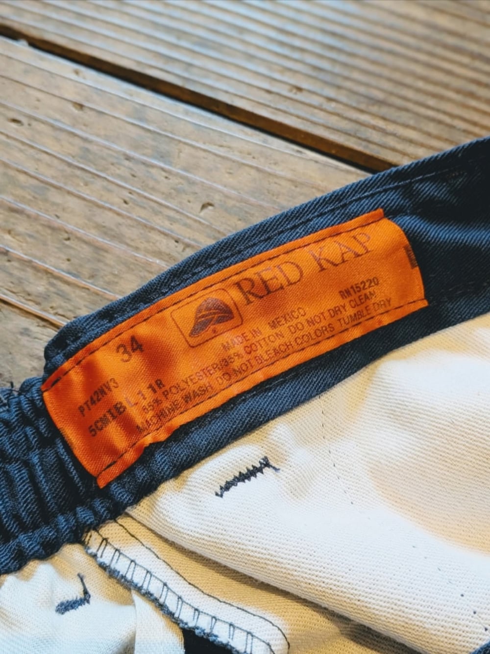 ブルー系のTシャツ/カットソーを着用したメンズの夏コーディネートの2枚目の写真