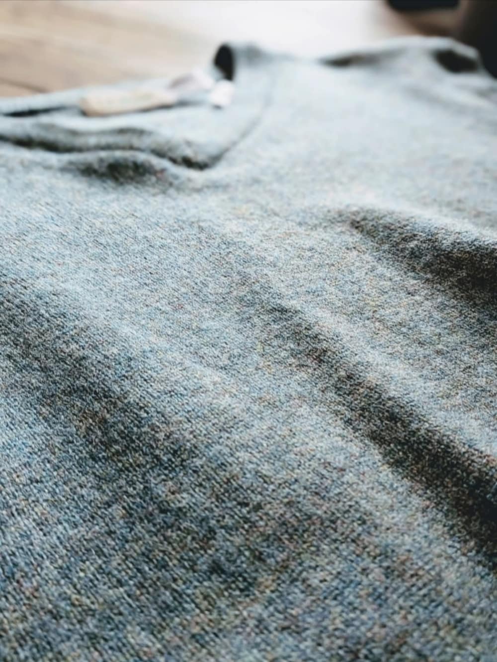 グリーン系のベストを着用したメンズの春コーディネートの3枚目の写真