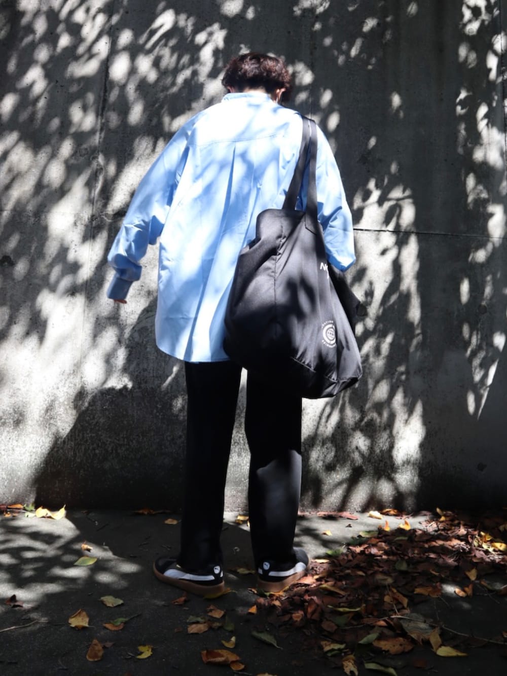 ブルー系のシャツ/ブラウス、ホワイト系のTシャツ/カットソー、ブラック系のスニーカーを着用したレディースの秋コーディネートの2枚目の写真